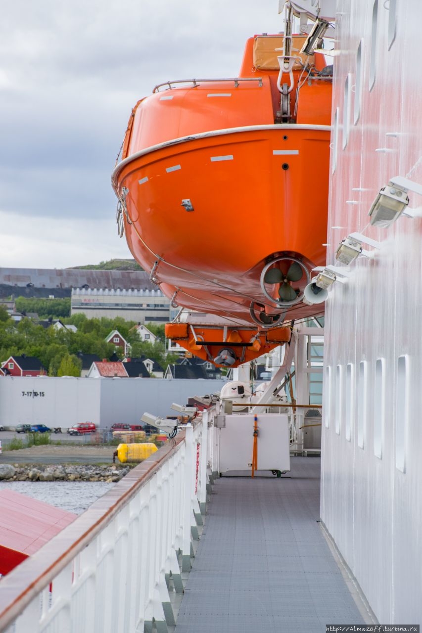 На пароме Hurtigruten по Баренцову морю вокруг Финнмарка Вадсё, Норвегия