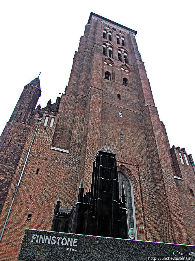 у входа в базилику находится бронзовый макет Гданьск, Польша