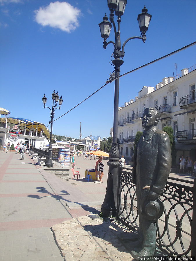 Памятник писателю А. Куприну на Набережной Балаклавы