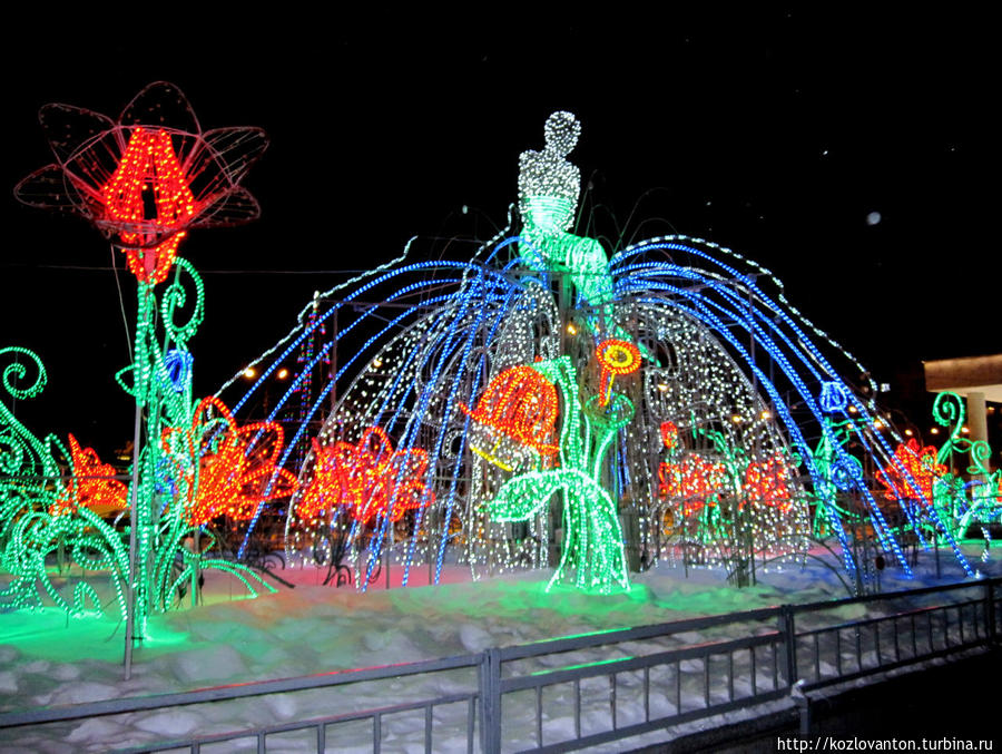 Ледяной фонтан Русалка (от РусАла) на той же площади. Красноярск, Россия