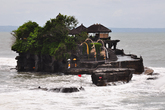 От постоянного натиска океанских волн, скала на которой расположен Танах Лот постепенно разрушается. В 1980 году, благодаря японскому кредиту в 130 миллионов долларов, власти Индонезии отреставрировали скалу с помощью бетона.