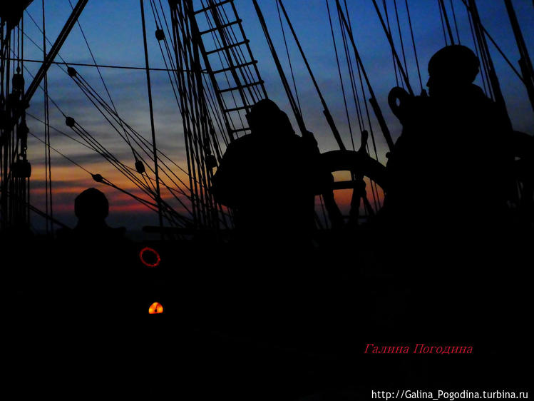 рулевые на закате