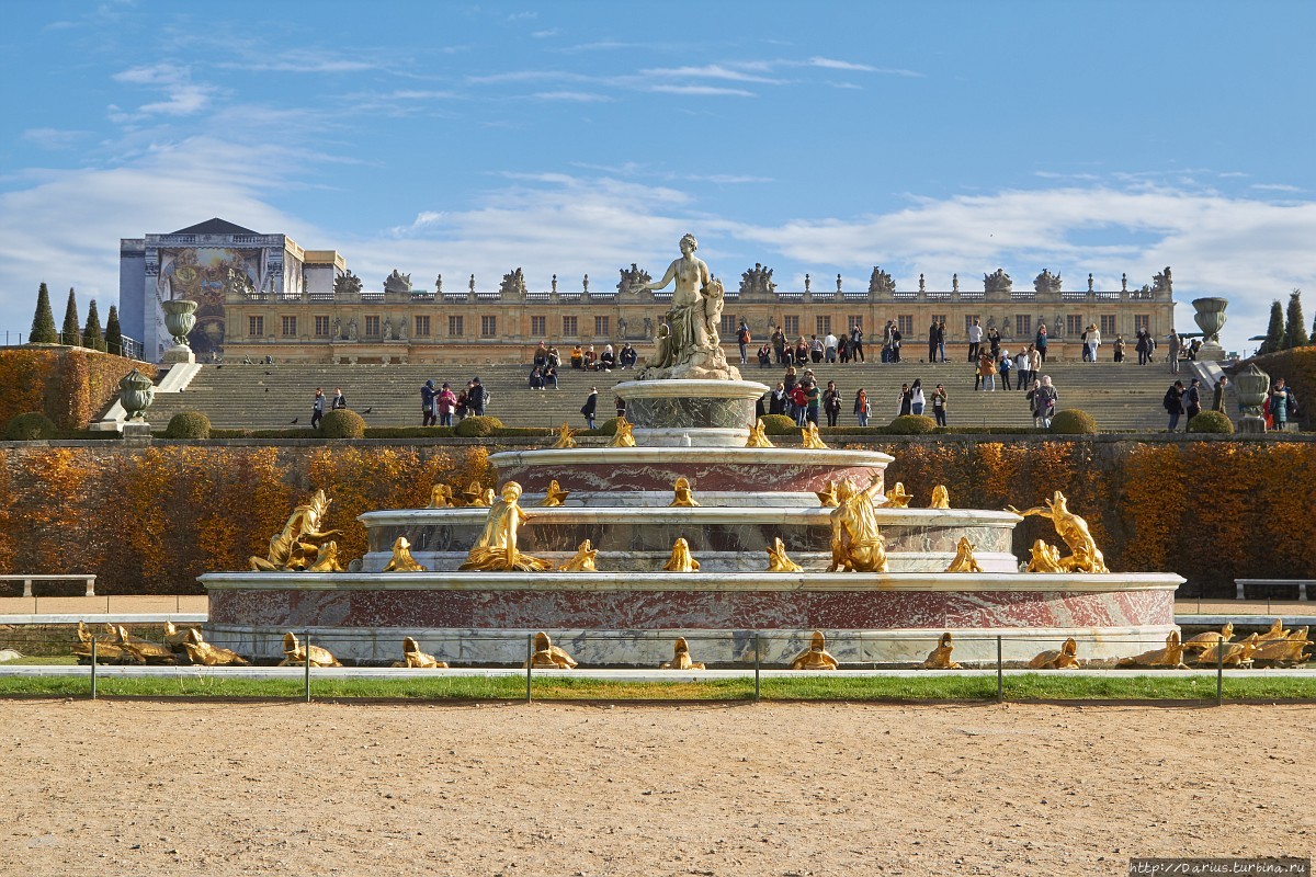 Версаль вк. Версальский дворец фонтаны. Фонтан Версаль в Париже. Фонтан Латоны Версаль. Фонтан Аполлона Версаль.