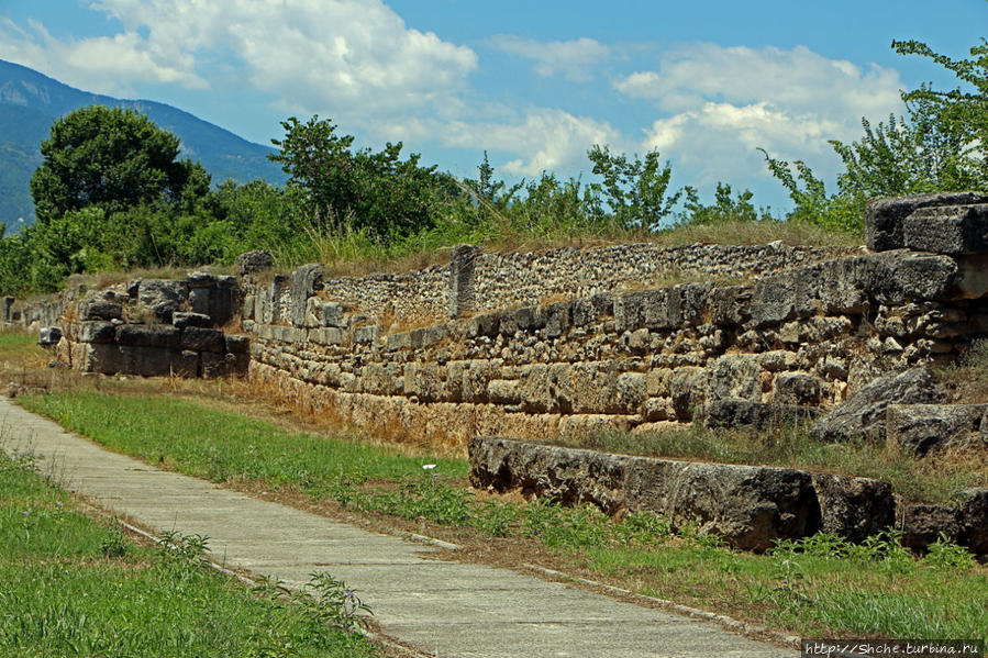 это остатки городских стен, на греческих остатках местами сохранились пристройки византийцев, которые проживали здесь до пятого века Дион, Греция