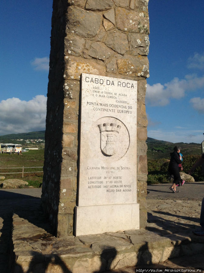 Памятная доска с крестом на Мысе Рока. Кабу-да-Рока, Португалия