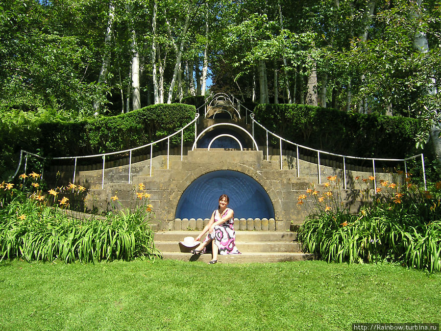 Знаменитая каскадная голубая лестница   в обрамлении берез в саду Стокбридж, CША