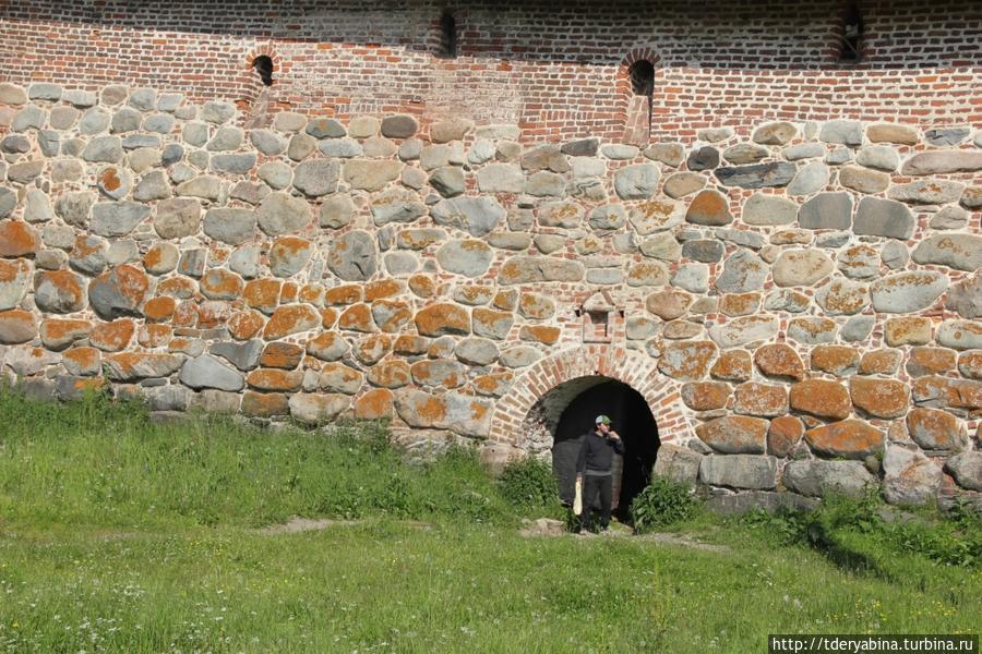 Кто-то выходит из монастыря не из центральных ворот, а с черного хода Республика Карелия, Россия