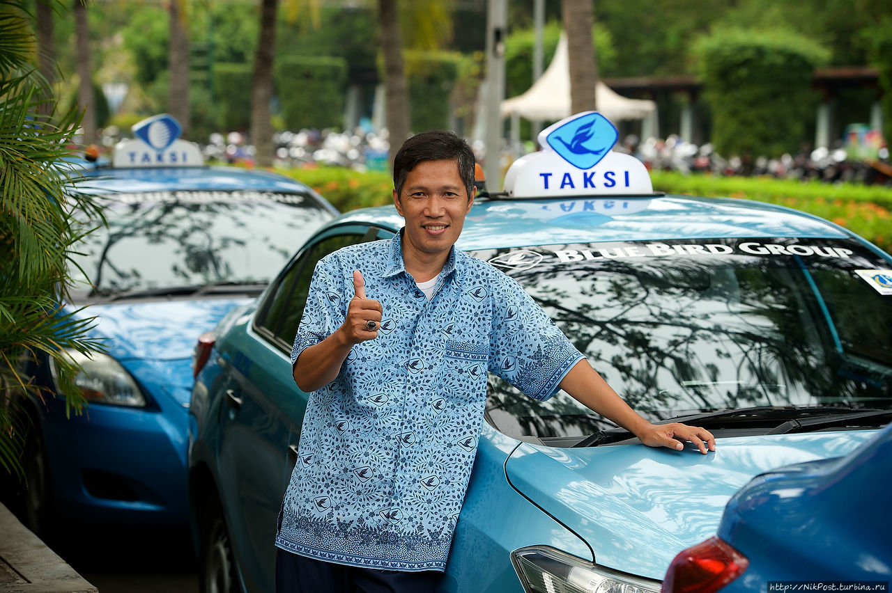 Таксист в форменной одежде. Джакарта, Индонезия