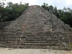 В Кобе находятся пять групп зданий. 
К группе Нохоч-Мул относится пирамида Эль-Кастильо  высотой в 42 м. К вершине пирамиды ведут 120 ступеней. На вершине пирамиды находится небольшое ритуальное помещение с алтарём, которые, предположительно, применялись для жертвоприношения богам.
