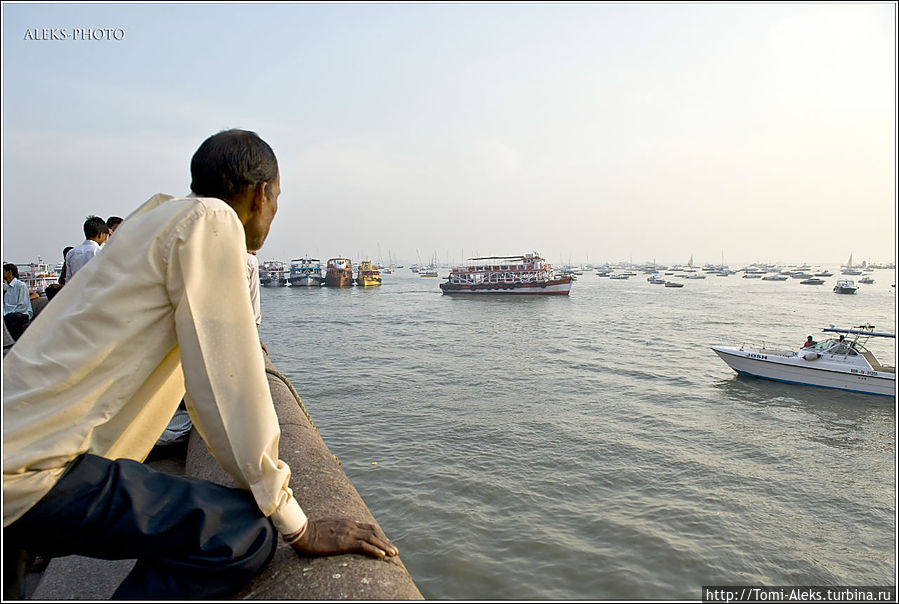 Заглянем, что у нас делается там — в море. Странно, но в этот день над морем был туман. В акватории на сколько хватает взгляда — всюду лодки и корабли...
* Мумбаи, Индия
