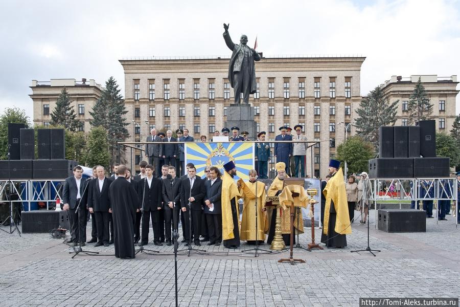 Здание Областной администрации. Здесь теперь размещается и правительство Воронежской области. Вот это — последнее для меня не совсем понятно, ну, да ладно. Все сегодня хотят иметь свое правительство... Воронеж, Россия