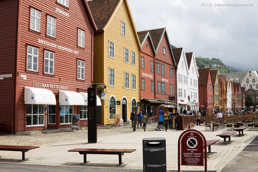 1. В 1360 в Бергене было создано представительство Ганзейского союза, и город превратился в важный торговый центр. В этих зданиях была сосредоточена деятельность представительства. Тут же были склады с товарами. Сейчас в этих домах расположены магазины, ориентированные на туристов, а также рестораны, кафе и музеи. Спасибо Википедии, которая всё это знает. Берген, Норвегия