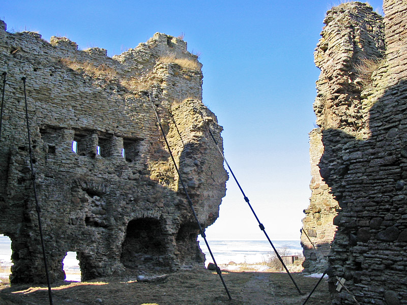 Замок зимой. Стальные тросы удерживают стены от обрушения Кунда, Эстония