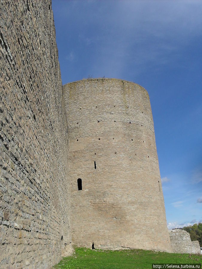 Стены Ивангородской крепости