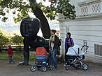 Фигуры ползущих детей (Композиция Младенцы скандально известного скульптора Давида Черного) всегда привлекают внимание прохожих.