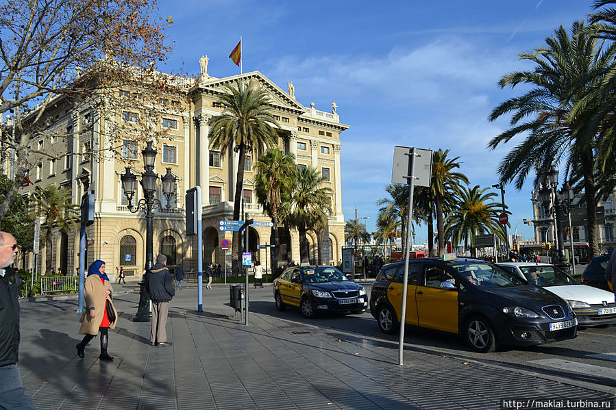 Рамбла Святой Моники заканчивается «вратами мира». Так переводится название площади Порталь де ла Пау (Portal de la Pau). Барселона, Испания