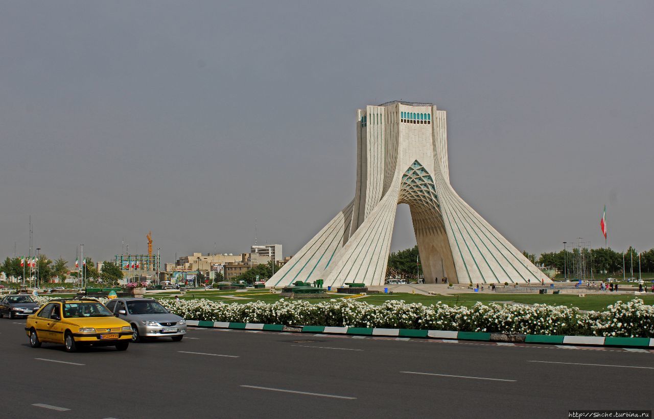 Башня Азади - главный символ современного Тегерана