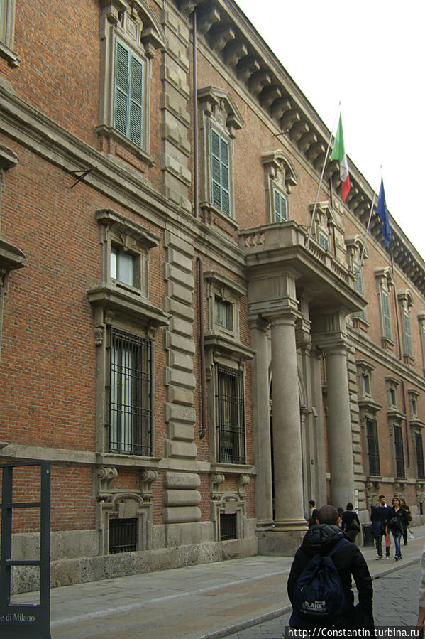 Главный вход с Виа Брера Милан, Италия