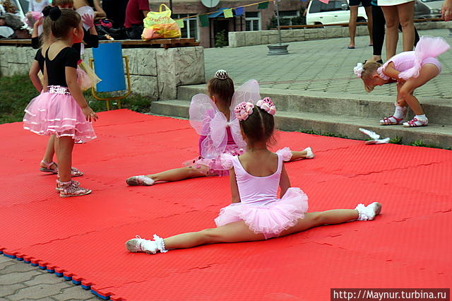 Идет   разминка.   На   сцене   самые   юные   участницы    гимнастической   школы. Южно-Сахалинск, Россия