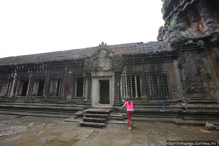 Вход в галерею второго уровня Ангкор Вата