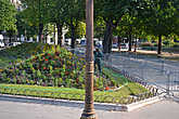В предрассветном Париже растаяли звуки уборки- 
 Город вымыт и чист, и не стыдно рассвету опять 
 Осветить Тур Эйфель,словно в сказке, Монмартра пригорки, 
 Лувр обнять, в Люксембургском саду погулять.
Из инета.