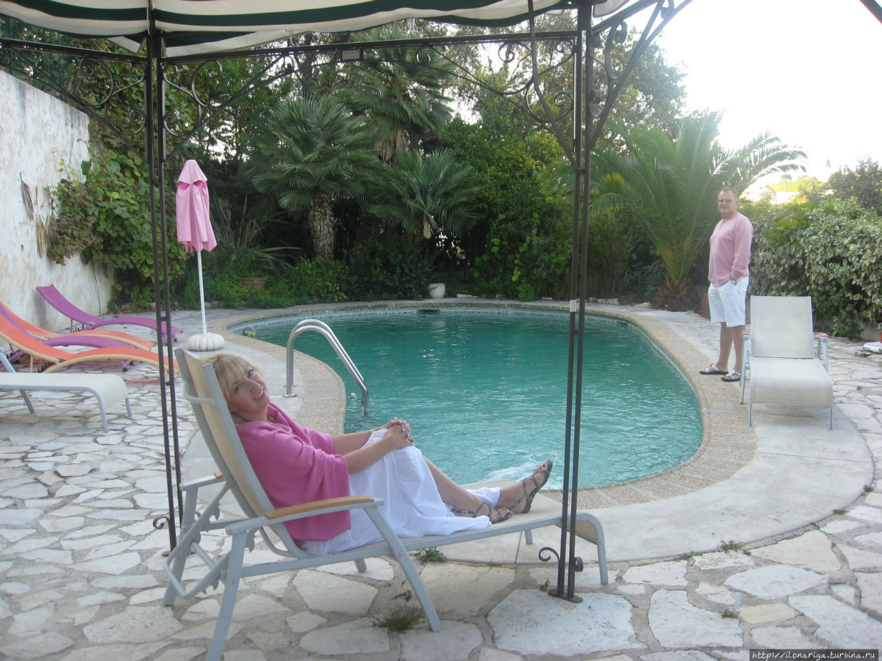 Та самая розовая накидка. Утром на завтрак — почти всегда.