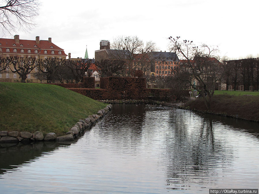 Вид на ров и парк