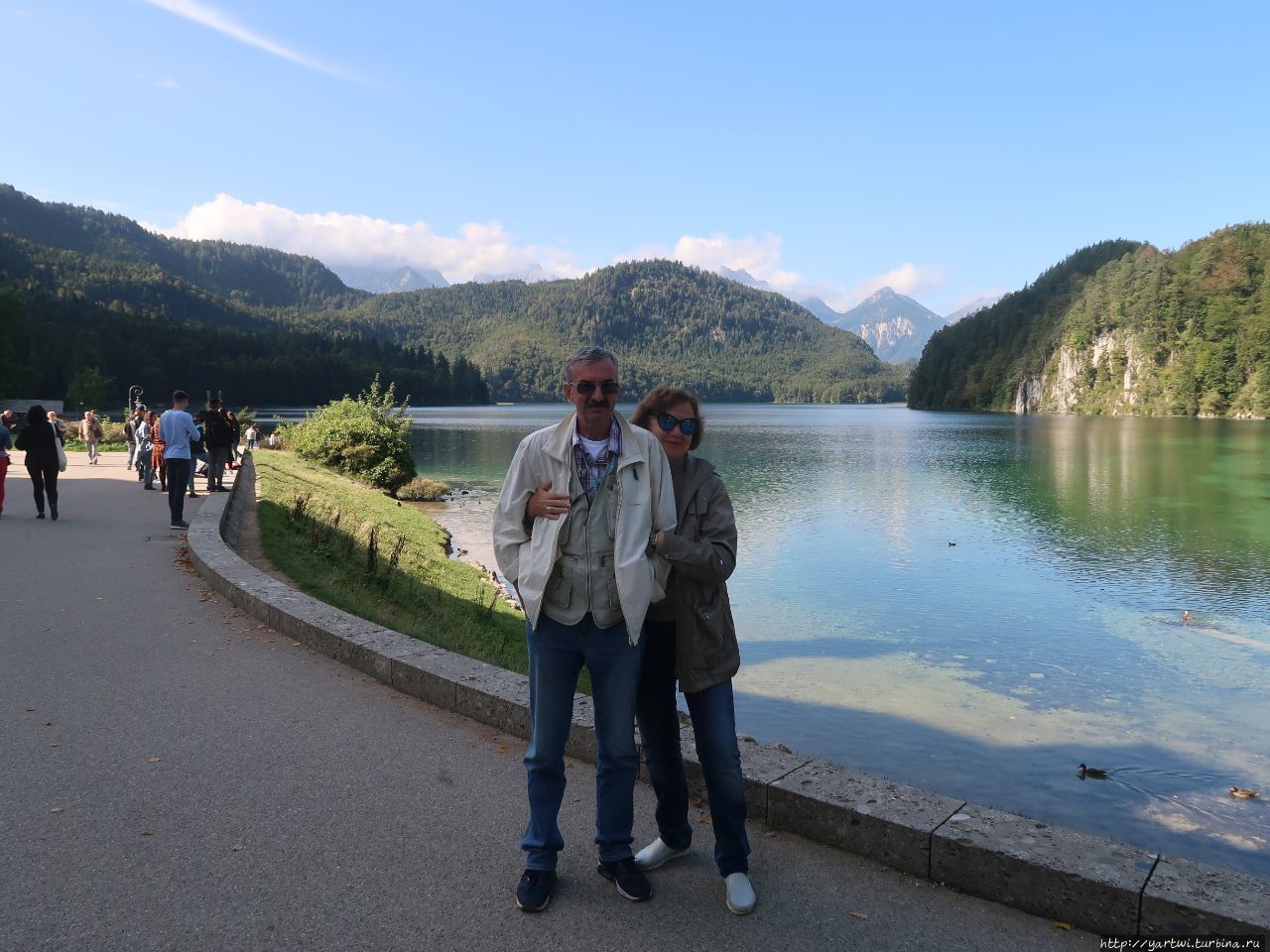 До посещения замка Нойшванштайн есть свободное время. Знакомимся с Швангау. Делаем фотографию на берегу озера Альпзее. Швангау, Германия