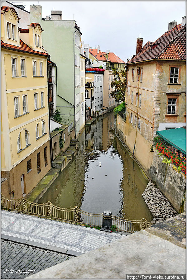 И вновь живописная протока Чертовка. Удивляет гармония пражских пейзажей. Пастельные тона зданий, все мелочи и детали — все сделано со вкусом...
* Прага, Чехия
