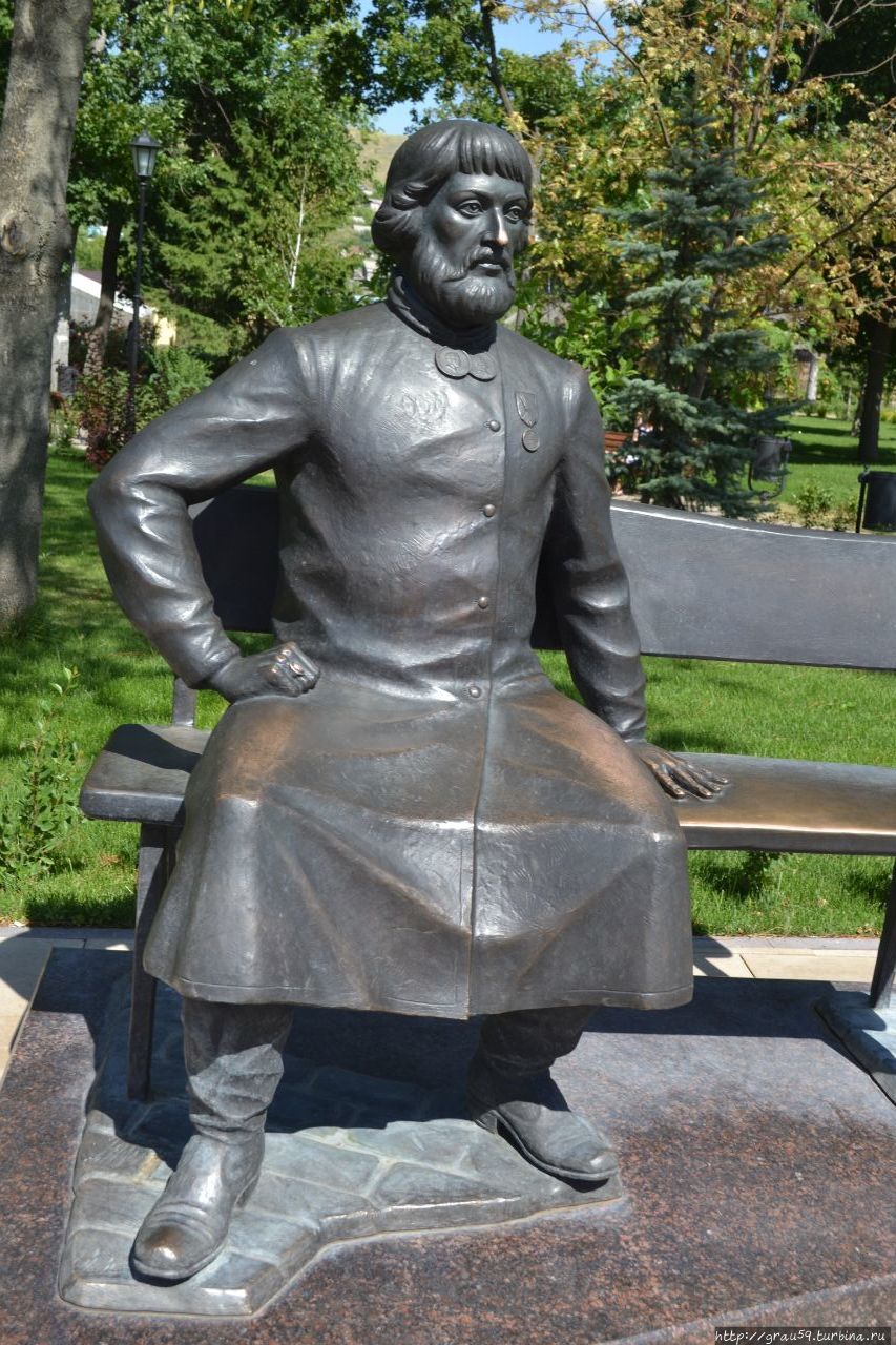 Памятник П.С.Сапожникову Вольск, Россия