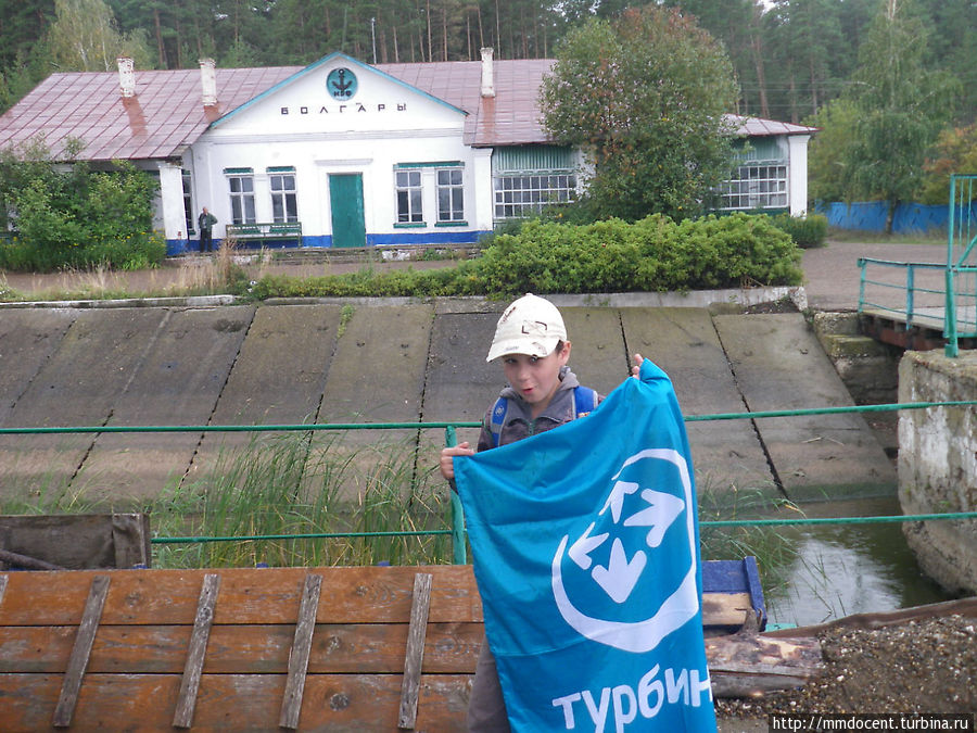 Раньше Болгар назывался Болгары, поэтому вывеска на здании речного вокзала не совпадает с названием города Болгар, Россия