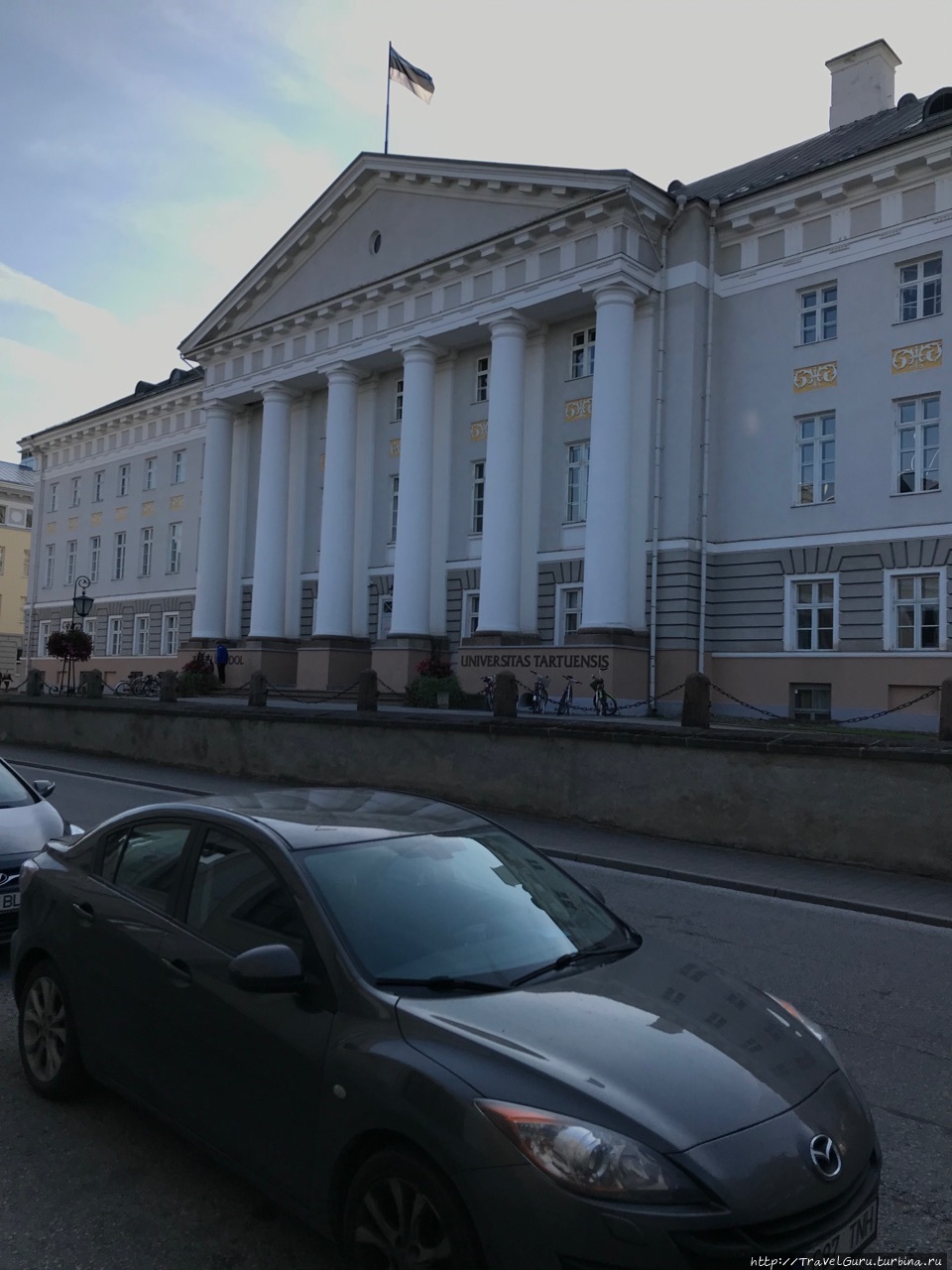 Главный корпус Тартуского университета, построенный в 1804—1809 годах на месте бывшей Мариинской церкви. Тарту, Эстония