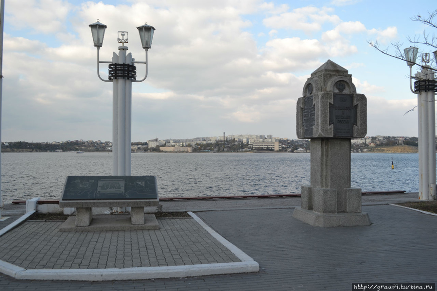 Мемориальная доска и колонна в честь 220-летия Севастополь, Россия