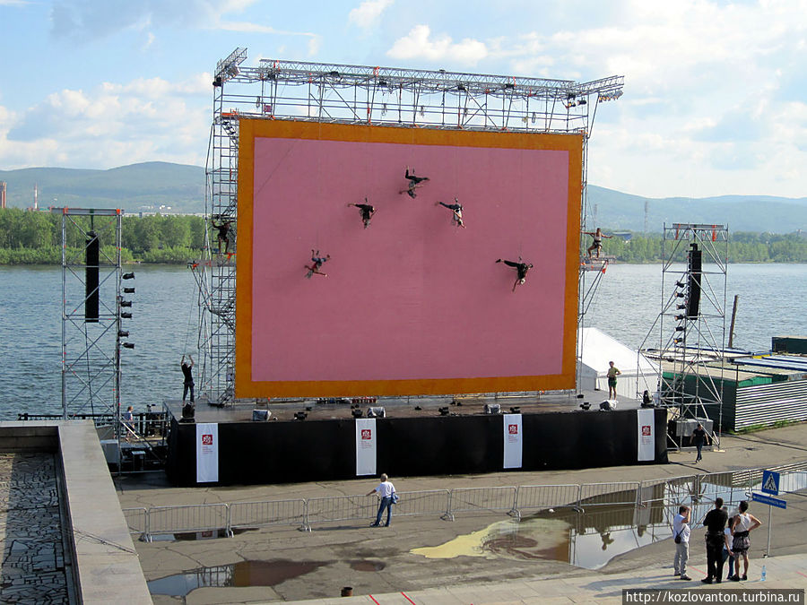 Но самый яркий (на мой взгляд) след возле музейного комплекса оставил спектакль «Walldance» уличного театра «Les Passegers» (Франция), приглашенного фондом М.Прохорова.