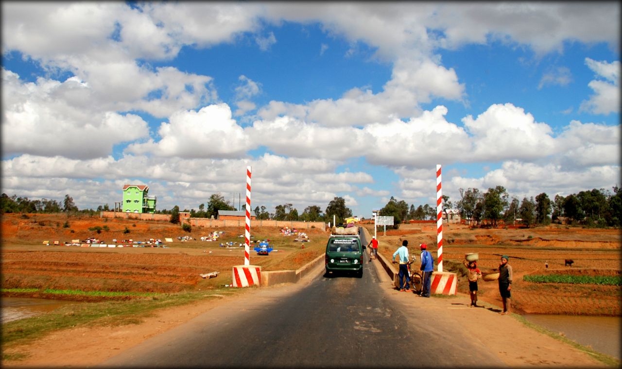 Мадагаскарские хроники — латеритная дорога в Антцирабе Амбатулампи, Мадагаскар
