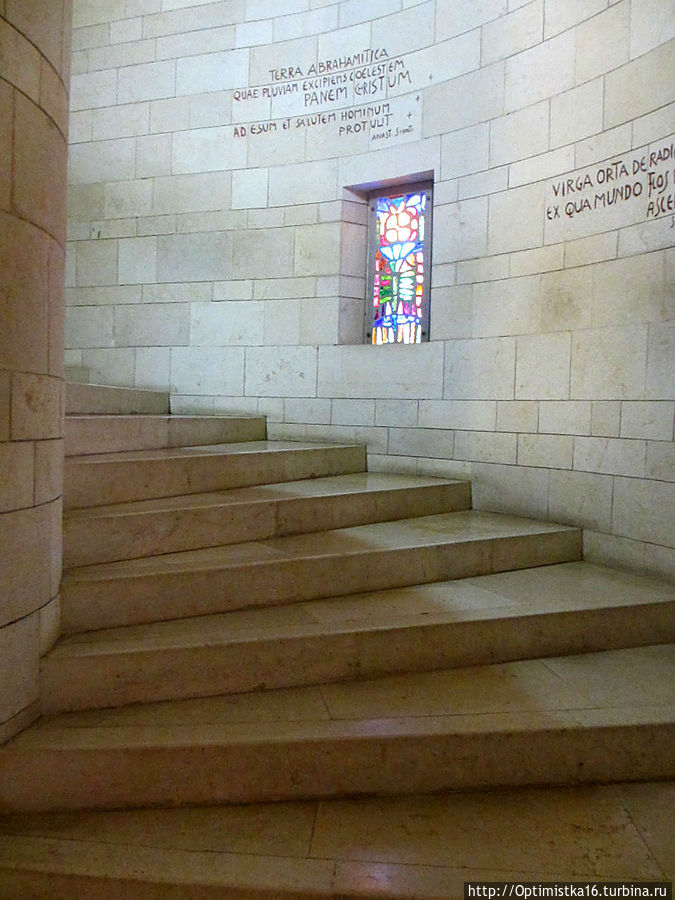 Поднимаемся по винтовой лестнице на верхний уровень церкви Назарет, Израиль