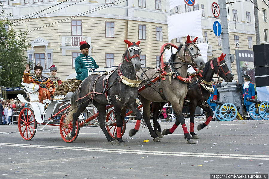Жалко, что сегодня такие вот красивые сцены можно увидеть лишь по праздникам...
* Воронеж, Россия