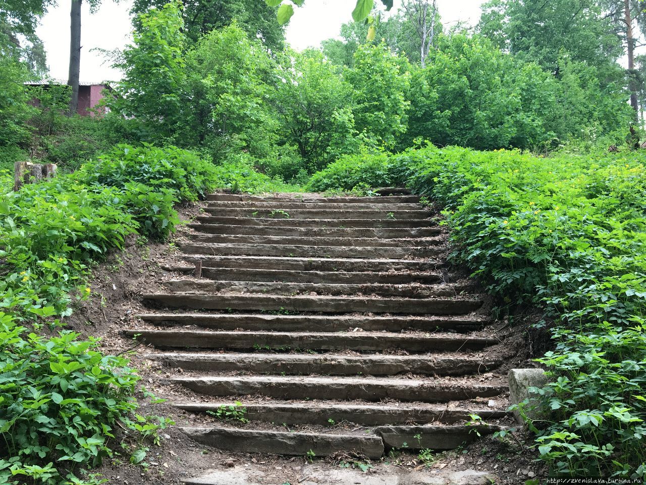 восстановленные интузиастами ступени лестницы около родника в Ивантеевке Мытищи, Россия