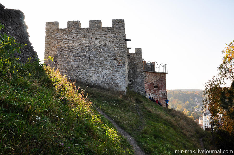 А вот и башня над «новым домом». Старинный замок – прекрасное место для местной детворы. Кременец, Украина