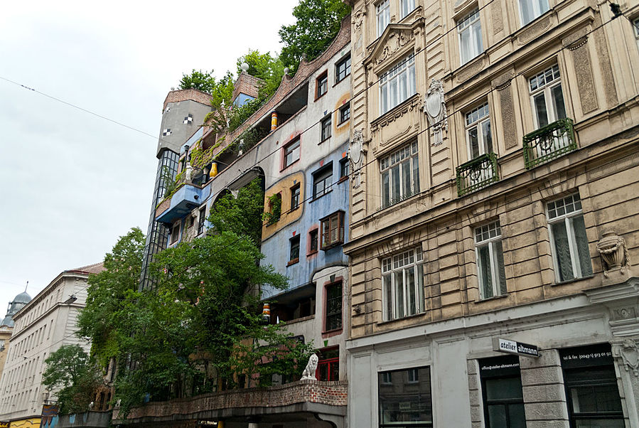 Работы Хундертвассера в реальности оказались еще более аляповатыми, чем Гауди.