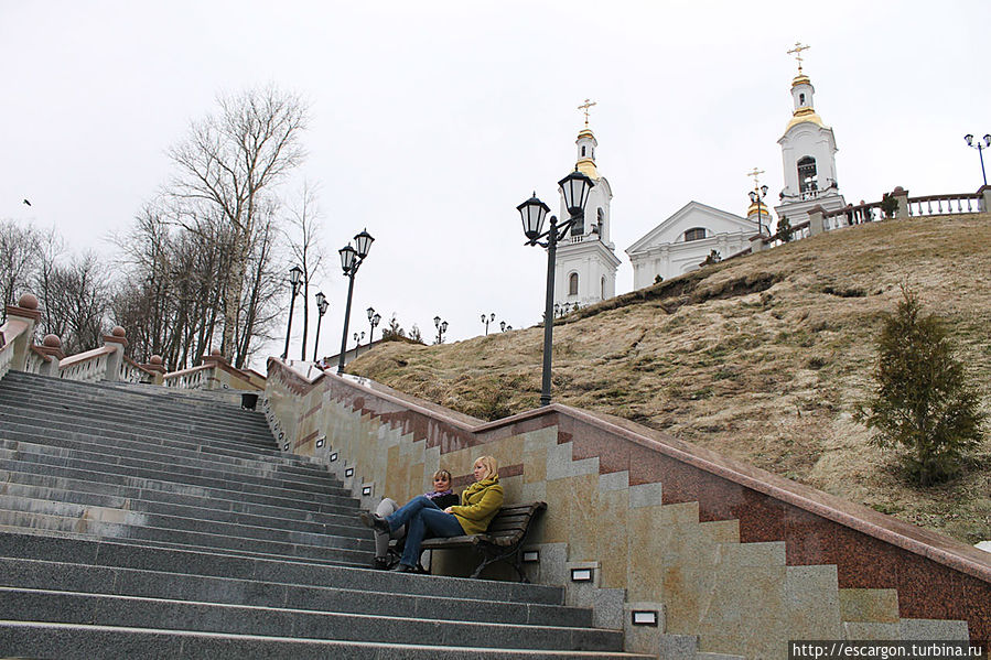 Здесь же теперь можно подняться к Свято-Успенскому собору... Витебск, Беларусь