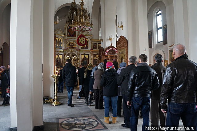 Очередь  к иконе. Южно-Сахалинск, Россия