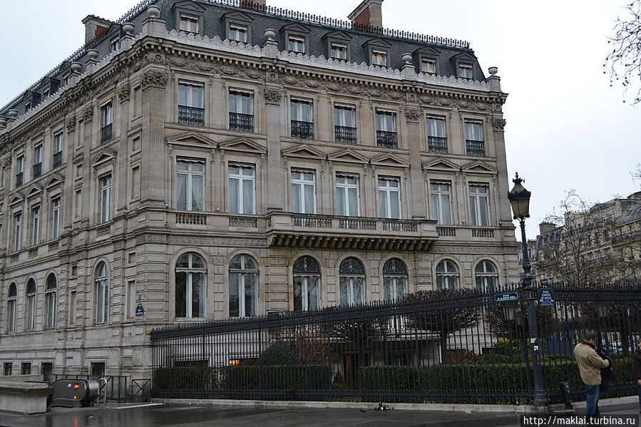 Дом на площади Ш. де Голля. Париж, Франция