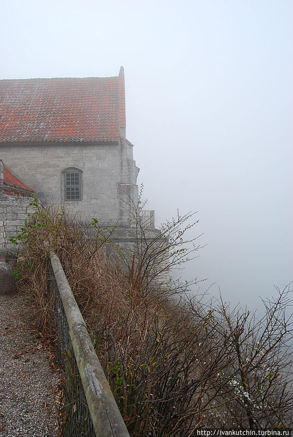 Старая церковь в тумане Зеландия, Дания