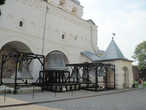 У кремлевской стены расположена Софийская звонница. Колокола звонницы теперь не висят в ее пролетах, а помещаются перед ней