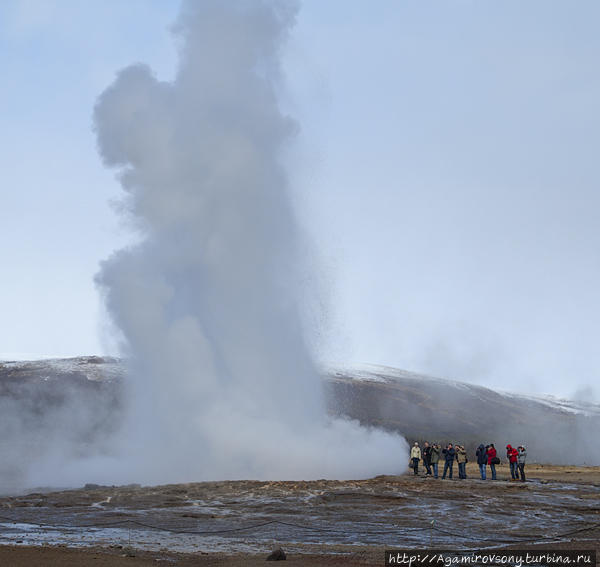 Например, гейзер Строккур шарашит в небо каждые 5-10 минут, собирая вокруг некоторое столпотворение из туристов. Исландия