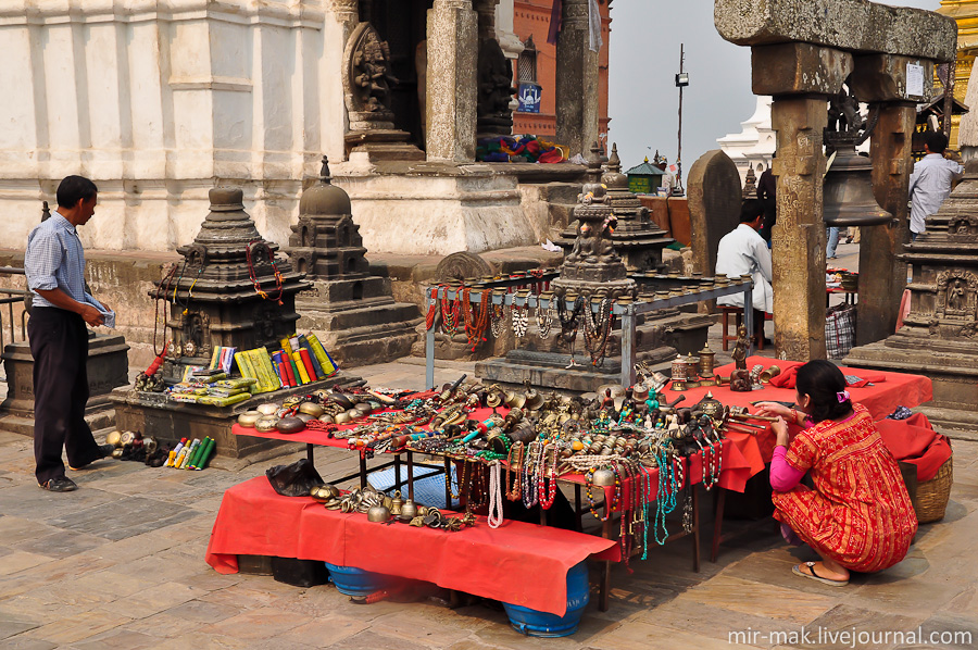 Вокруг ступы продают множество традиционных непальских сувениров и поделок ручной работы. Катманду, Непал