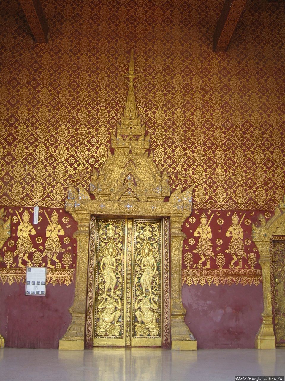 Вход в здание Wat phra chao pet soc Луанг-Прабанг, Лаос