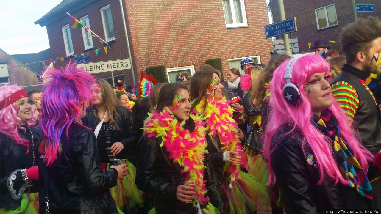 Карнавальное шествие в деревне Kleine Meers Кляйн-Меерс, Нидерланды