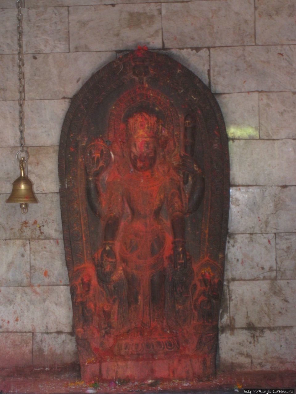 Статуя Вишну, держащего цветок лотоса и раковину